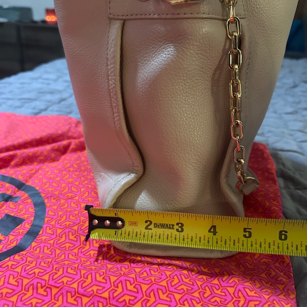 Tory Burch Cream Shoulder Bag with Gold Chain